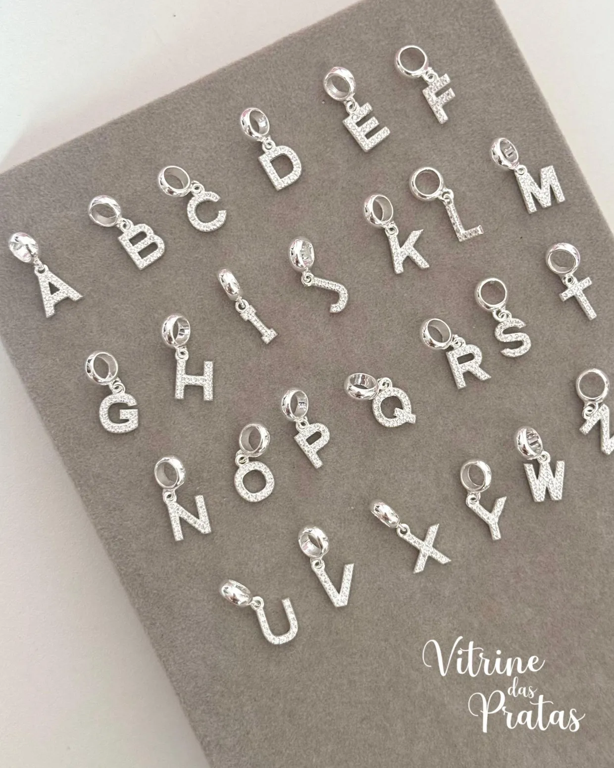 Berloque Letra Cravejada