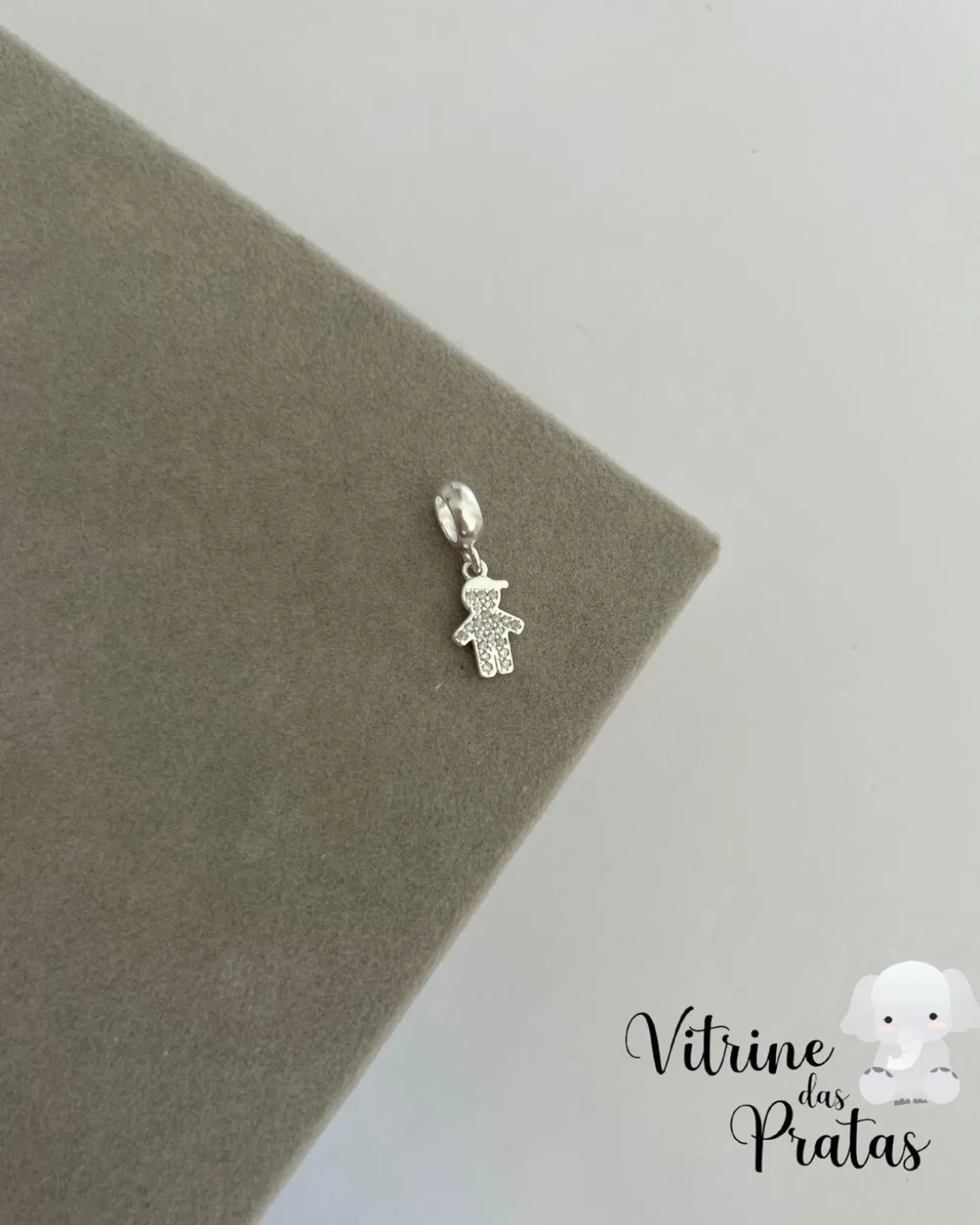 Berloque Menino Cravejado