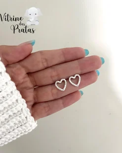 Brinco Coração Vazado Cravejado