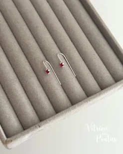 Brinco Fio com Zircônia Rubi