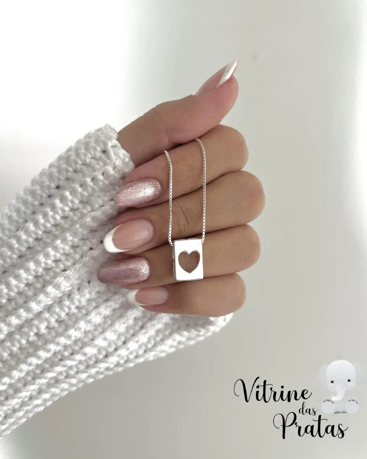 Colar Plaquinha Retangular com Coração Vazado