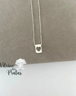 Colar Plaquinha Retangular com Coração Vazado