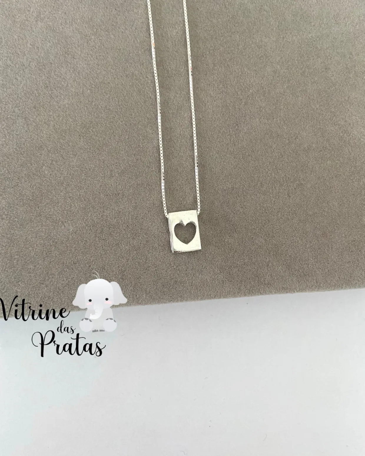 Colar Plaquinha Retangular com Coração Vazado